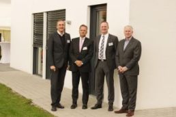 Matthias Krieger (Geschäftsführer, Krieger+Schramm Bauunternehmung), Prof. Dr. Klaus Sedlbauer (Lehrstuhl für Bauphysik, TU München), Andreas Huber (Krieger + Schramm Wohnbau München) Bernhard von der Recke (Krieger+Schramm Wohnbau München)
