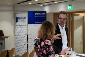 Journalisten informieren sich über politische Zusammenhänge und Spieltheorie